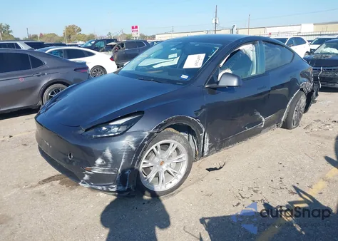 2024 Tesla Model Y Long Range Dual Motor All-Wheel Drive z USA, uszkodzony, nr VIN 7SAYGDEE1RA239503